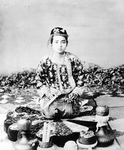 Jonge Birmese Vrouw met een Sigaar, Mandalay, c.1875 door Felice Beato